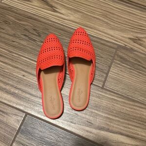 Universal Thread mule slides in size 7.5, great condition